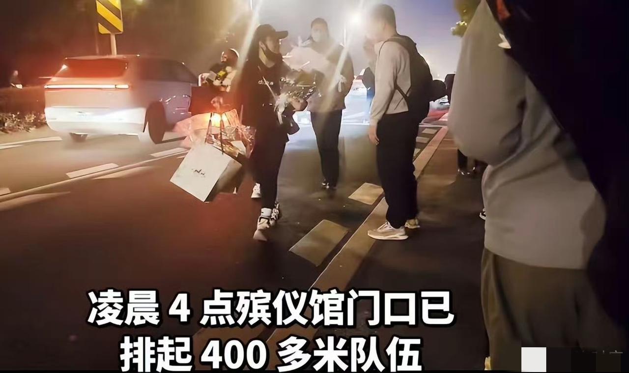 数万民众从全国各地自发赶来，手捧鲜花送他最后一程，长长的队伍一眼望不到头，全是人