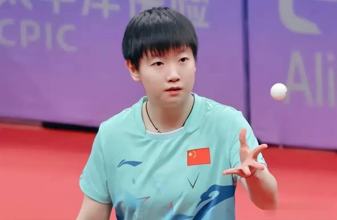 莎莎输球的3个小插曲。
第一、与世界第一樊振东神同步：好长一段时间，无论大小比赛
