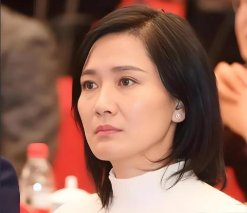 潘雨辰和侯勇离婚后的人生差距再次印证了靠自己才最靠谱。
潘雨辰离婚后回丹东租房居