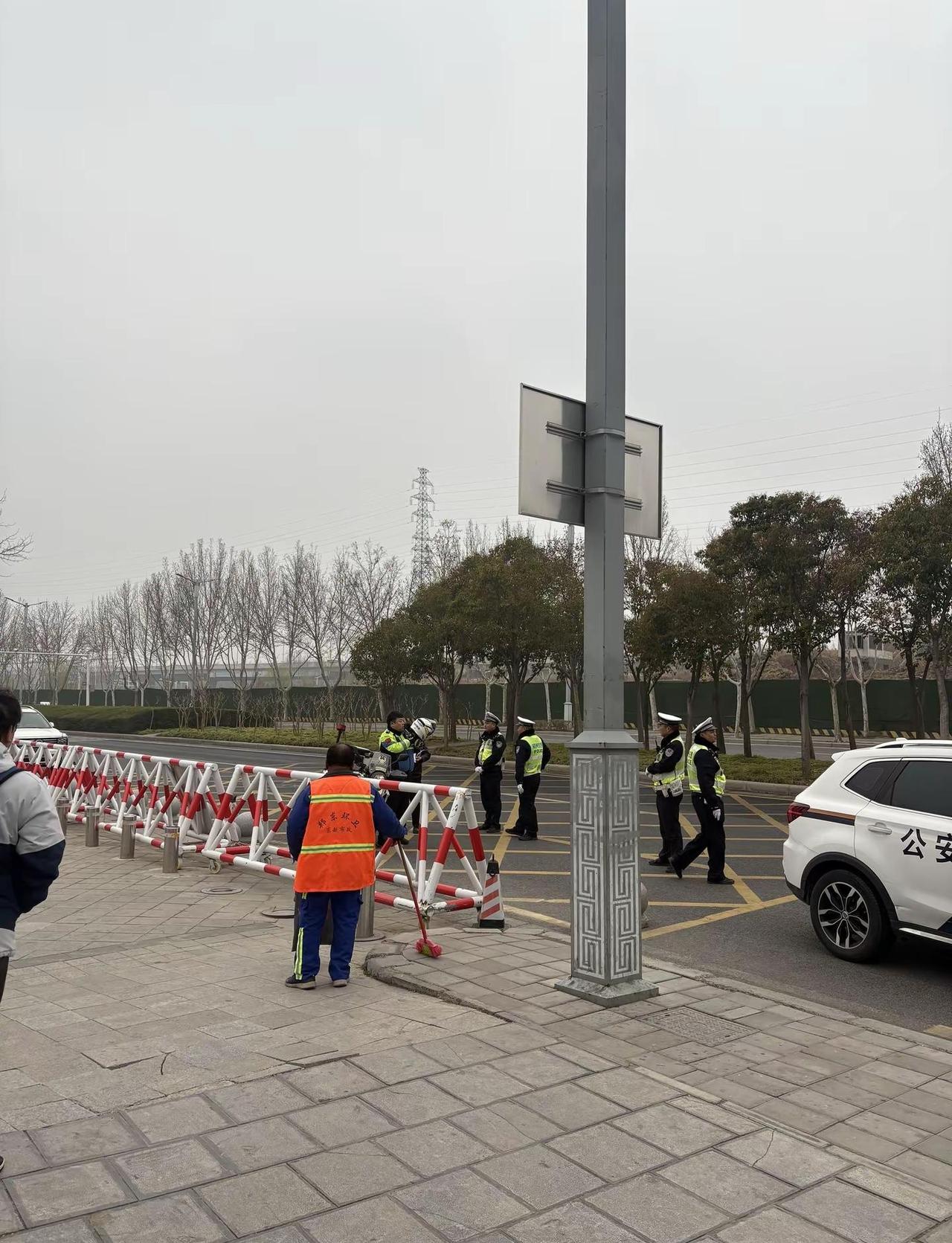 省考跑错考场交警叔叔送 省考跑错考场交警叔叔送！交警叔叔开道交警正能量 交警开道