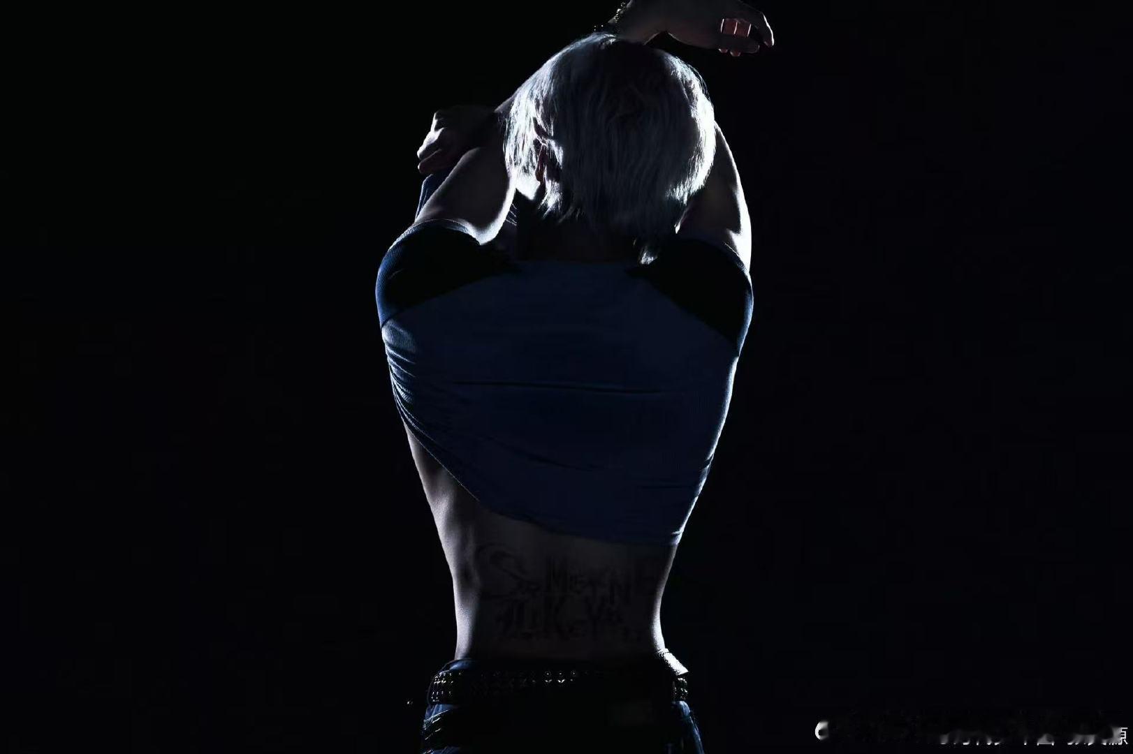 张真源腹肌剪影 这个张真源完全是在勾引～期待新歌上线！ 