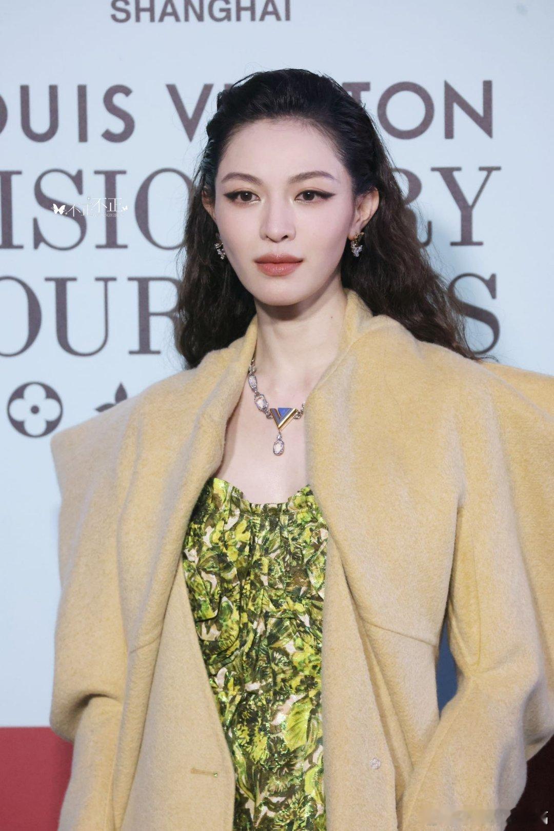 钟楚曦内场美成啥了钟楚曦内长都这个服装双开门大冰箱的既视感哈哈哈 是懂创意的，钟