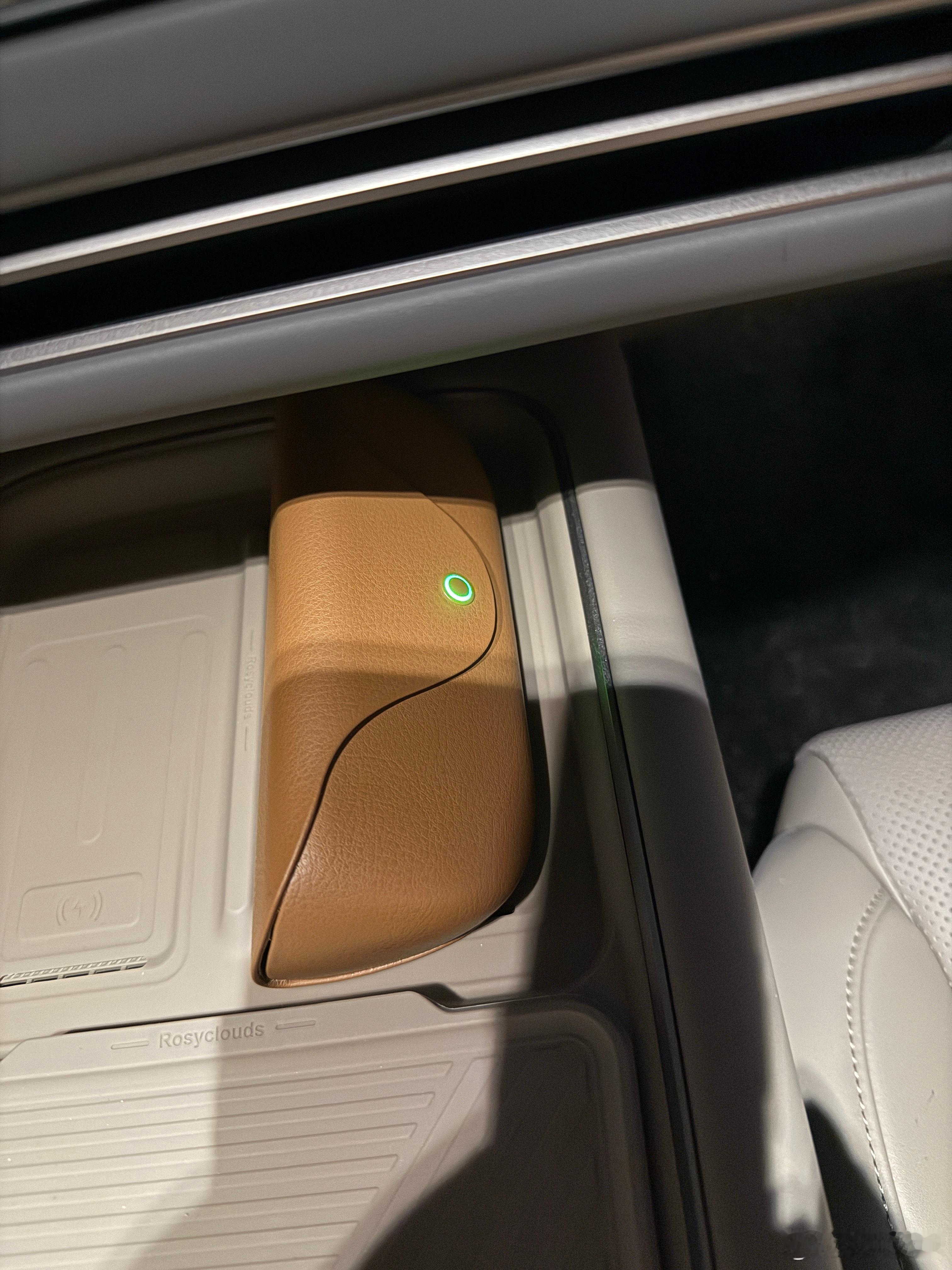 又发现一个问题，眼镜盒朝左侧不能充电，朝右侧才可以充电理想汽车理想ai眼镜liv