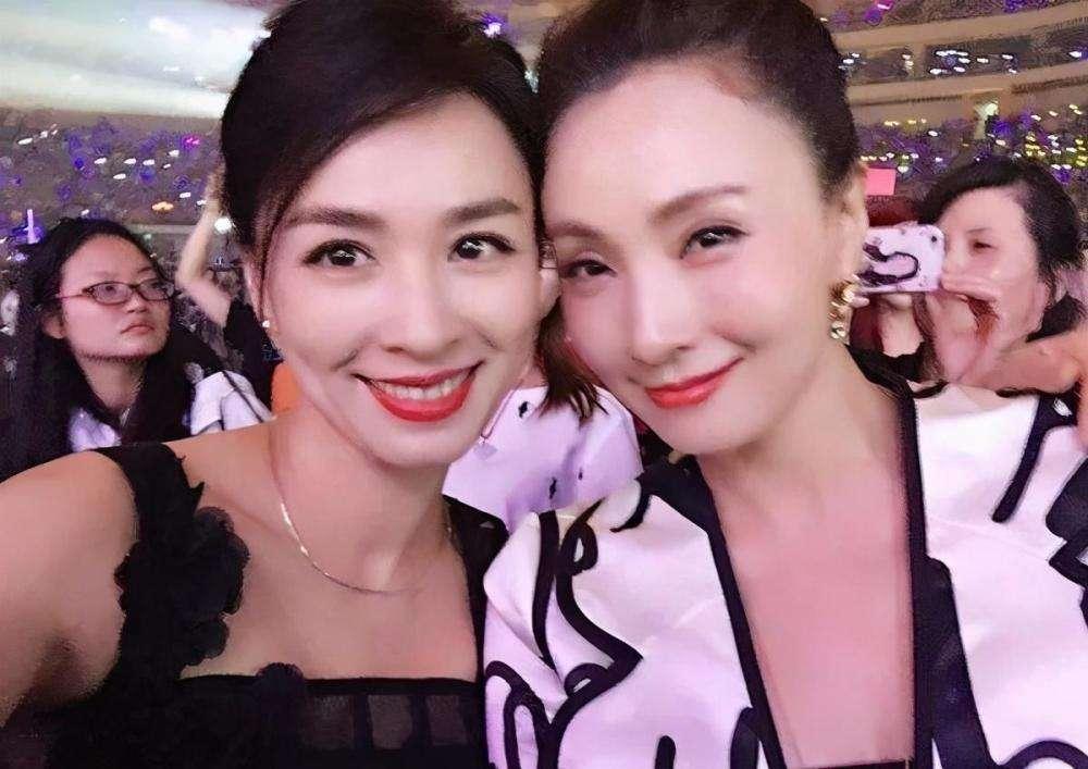 陶虹一个月前退出张庭夫妇的传媒公司，如今看来，她的决定是正确的，她才是人间最清醒