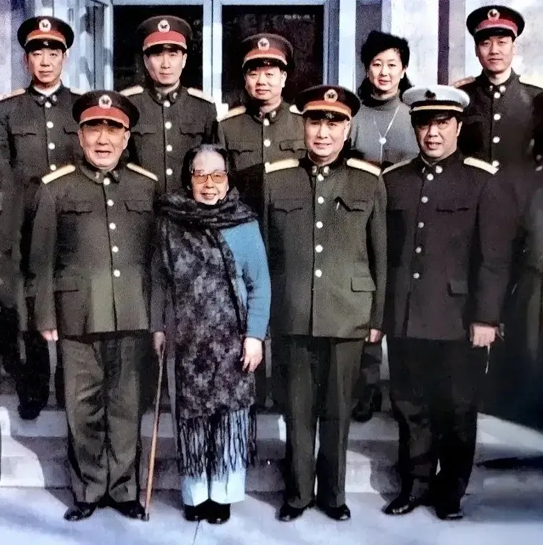 这位拄拐杖的老者是薛明，贺龙元帅的夫人儿子是贺鹏飞将军。我们的航母发展到今天的程