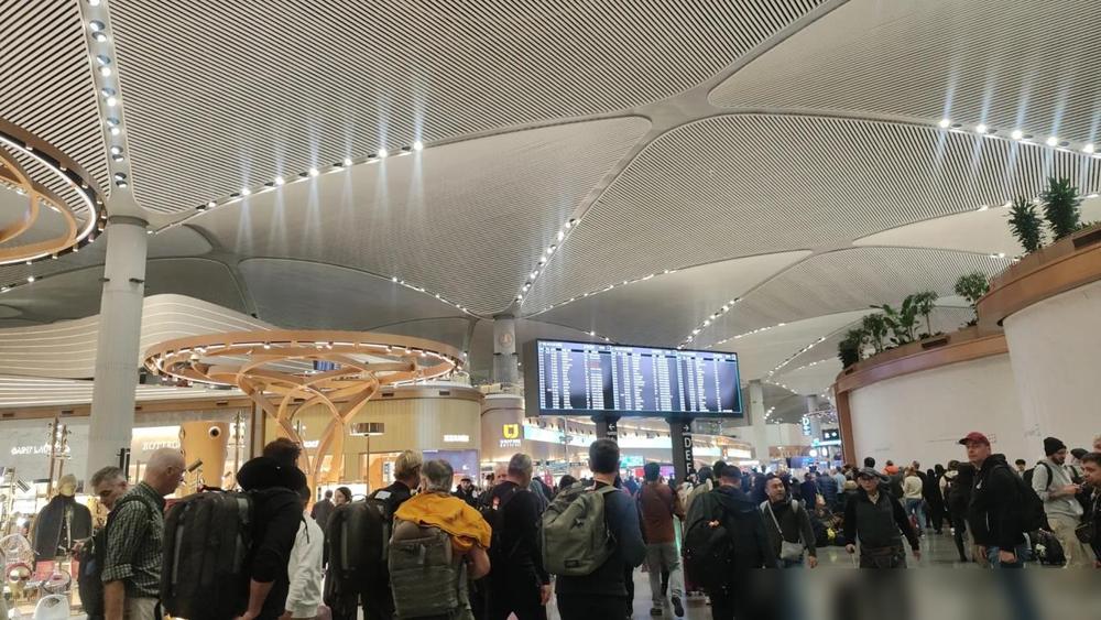 有一次从阿联酋转机回国时，碰到一对华人夫妇。他们的言行，让我失落了很久。

那是