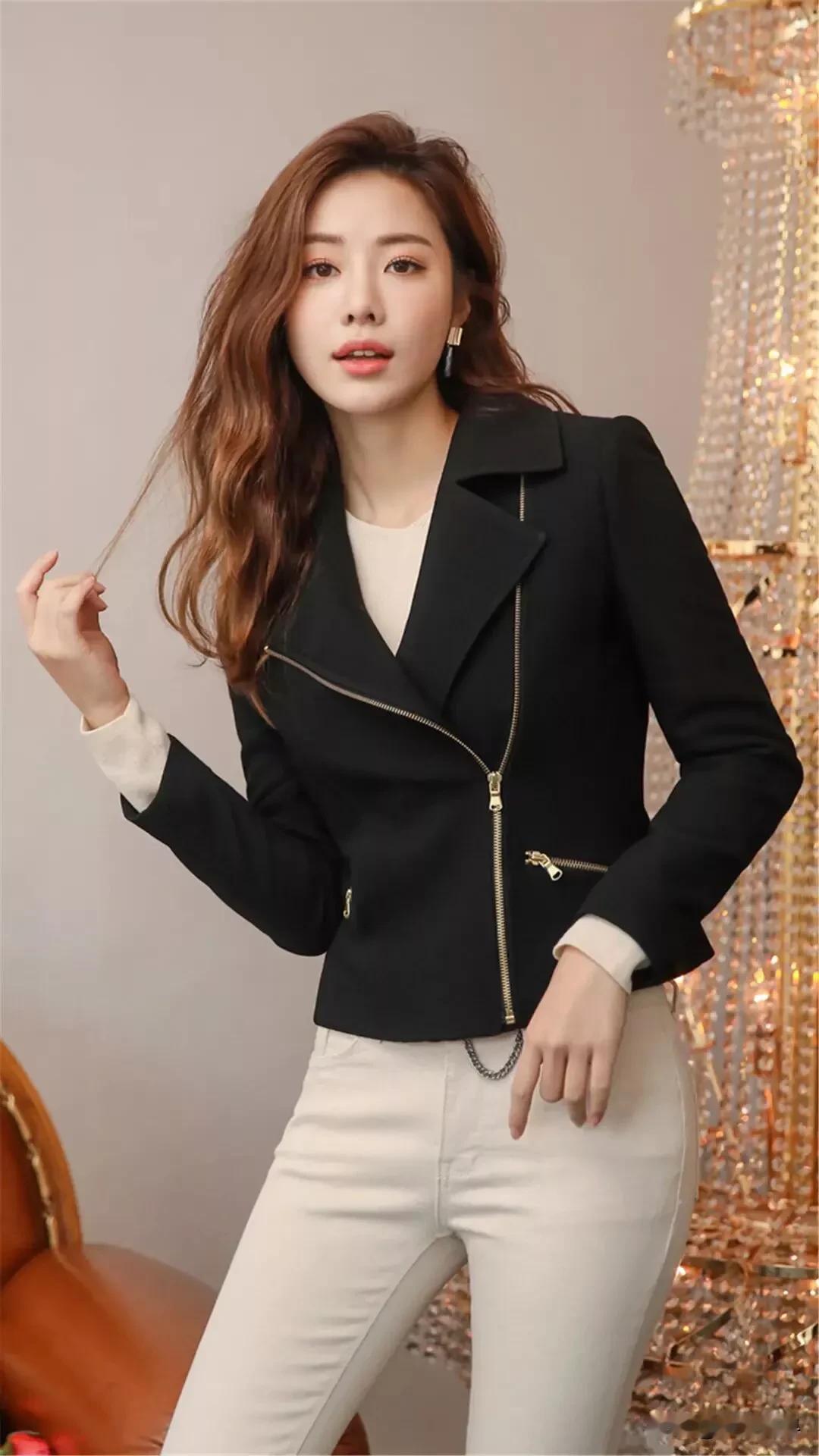 黑色外套配白色裤子，这搭配简约又优雅，简直是时尚界的经典CP！
就说长款黑色大衣