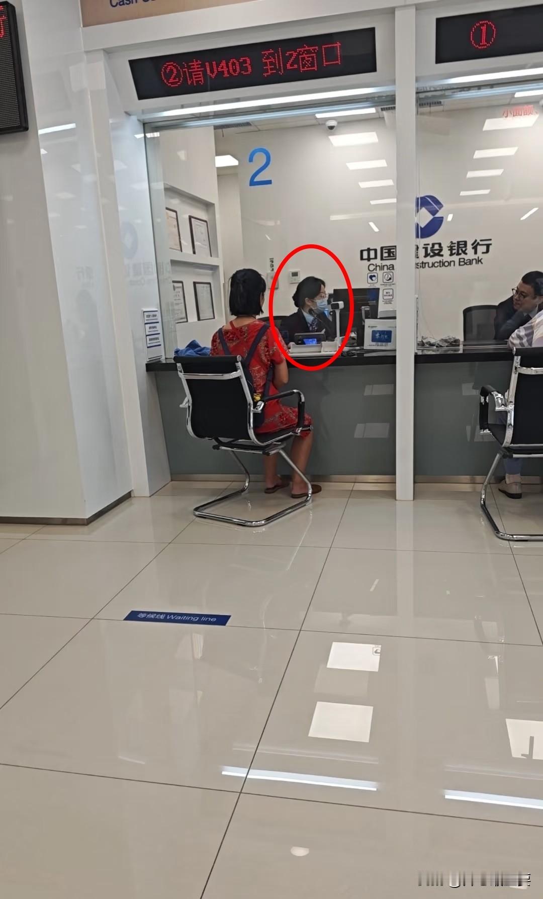 我妹妹在银行2年了，
今天突然告诉我一个事，
让我赶紧买白银，因为接下来
白银会