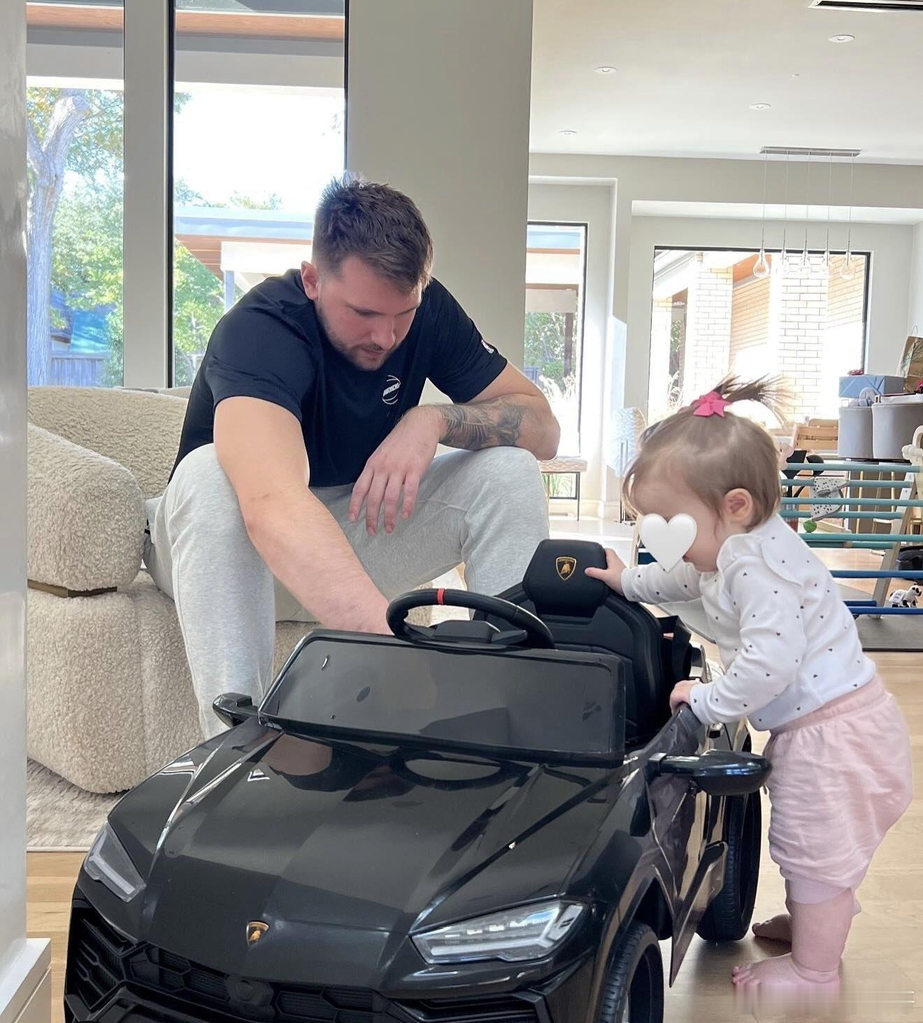 洛杉矶湖人 东契奇还在斯洛文尼亚陪妻女，周一湖人对阵76人的比赛，他不确定能不能