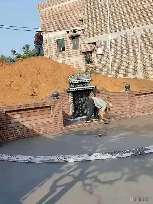 大爷的做法着实令人诧异，在四邻皆不同意建房的情形下，他竟选择建墓，此事在村里瞬间