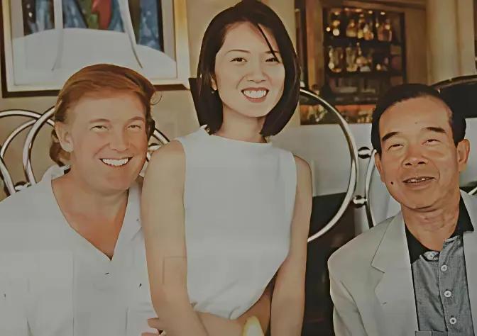 1995年的香港山顶，灯影摇曳，觥筹交错，49岁的唐纳德·特朗普把西装外套搭在椅