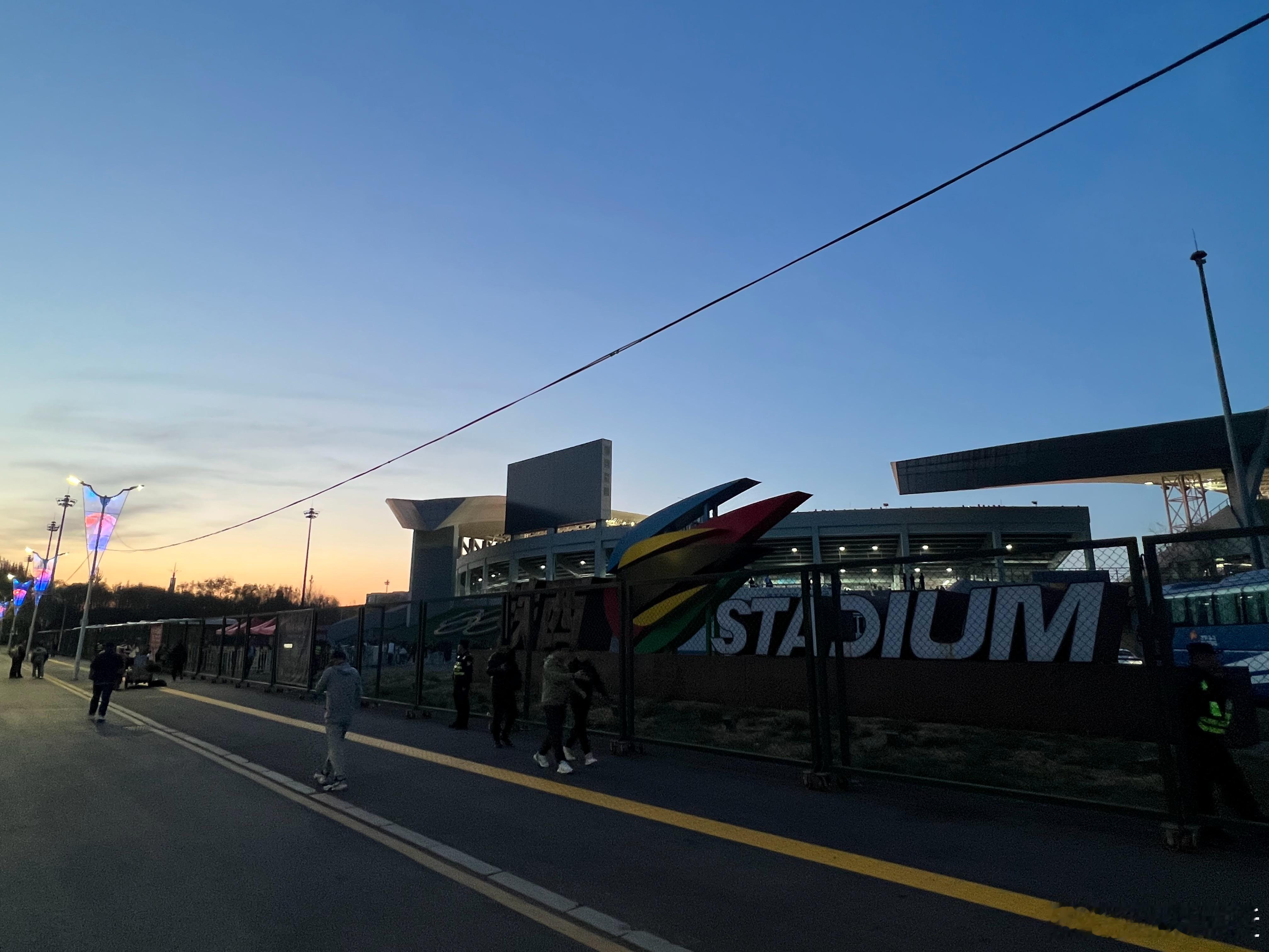 昨天泰达今天铁西，来看看辽宁德比，据说是近几年人最多的一场。外面摊贩还有专门卖大