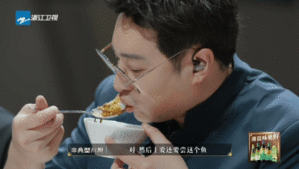 中餐混战川菜粤菜杀疯了百厨大战众多资深厨师齐聚这档综艺，老牌厨艺大师现场还原传统
