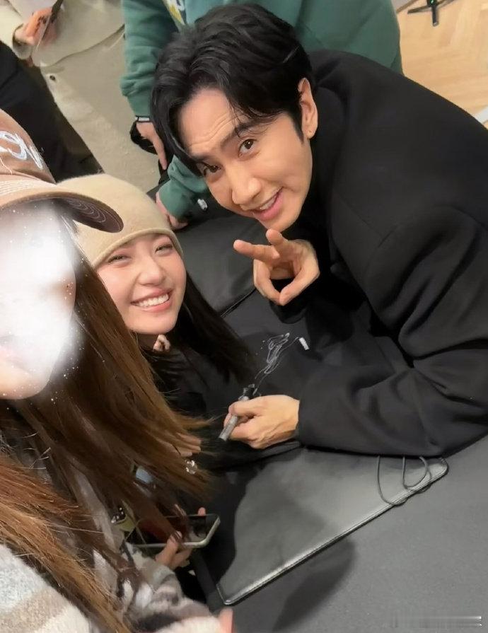 上海偶遇李光洙 逛街偶遇的惊喜值拉满！李光洙现身上海街头，粉丝激动呼喊 “欧巴帕