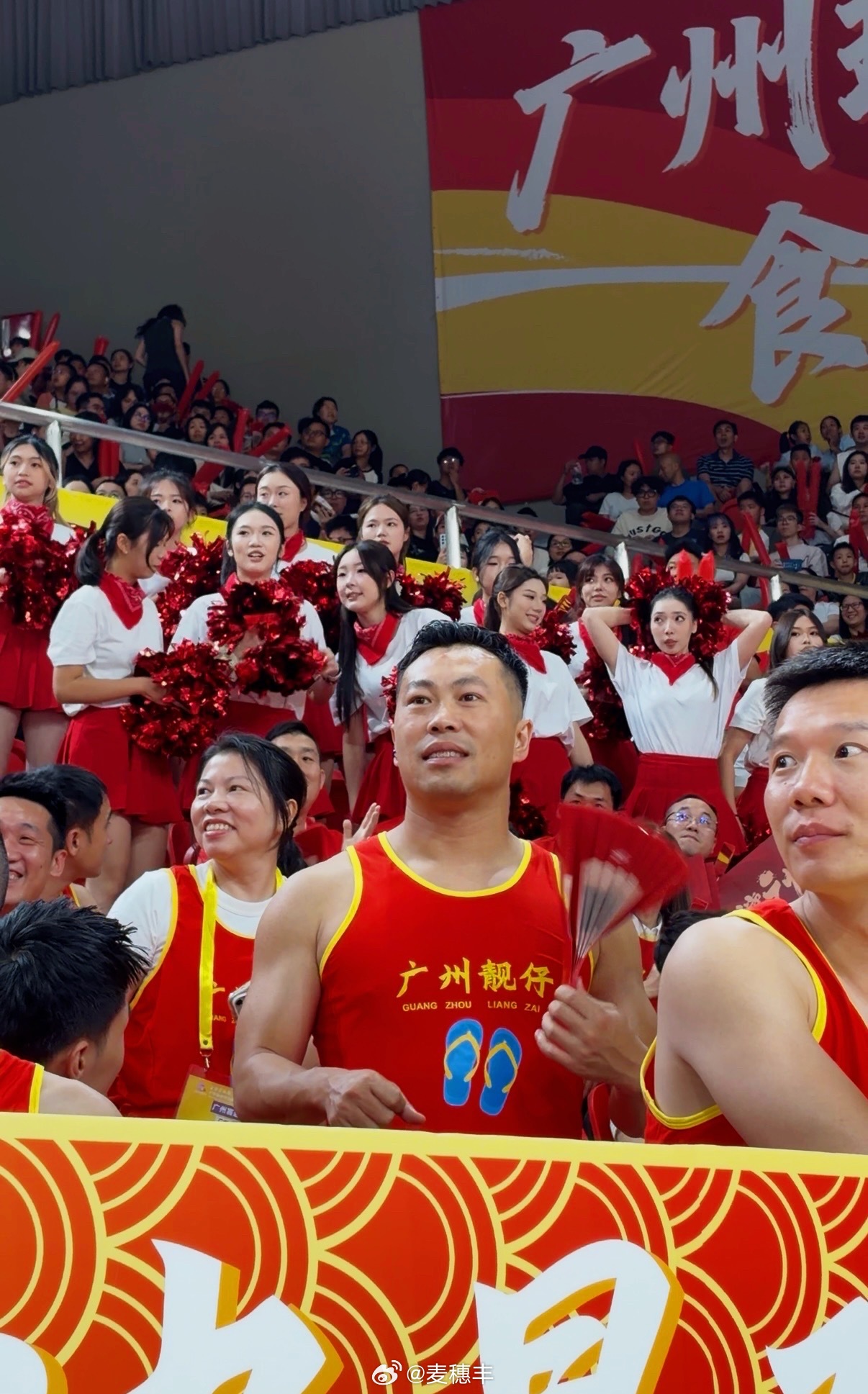 人的一生会经历很多种感情：亲情、友情、爱情。而到了赛场上，我们的感情似乎变得更纯