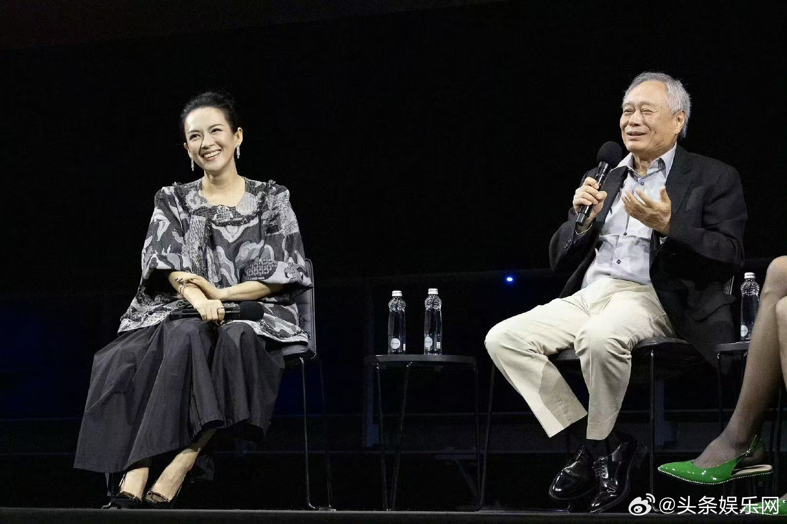 李安、是枝裕和、章子怡合照[送花花]章子怡出席《卧虎藏龙》25周年放映会，台上和