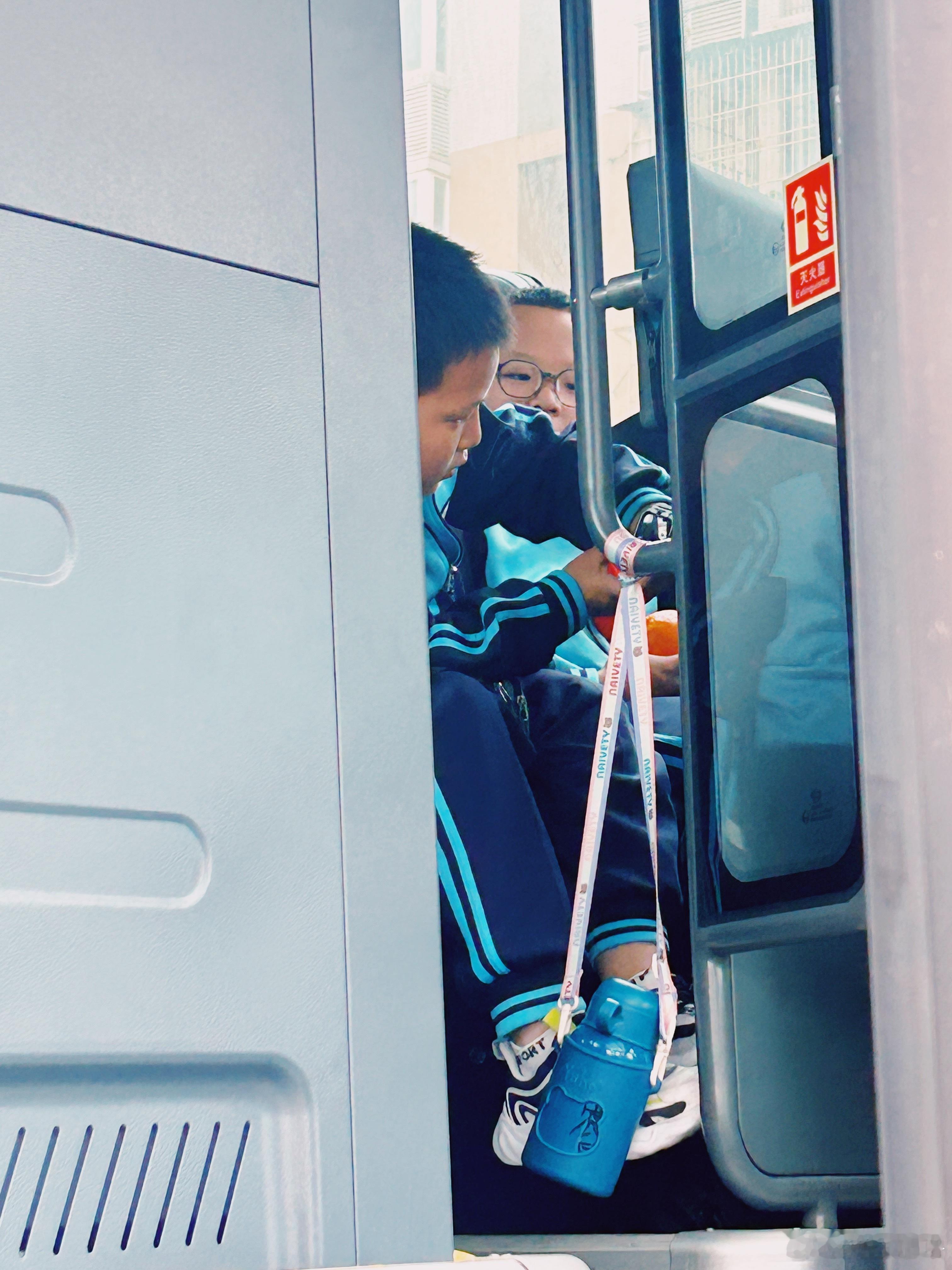 第一次三天两夜研学 ～ 家长从学校大门口开始到跟着娃儿们上车 ～场面和高考一样壮