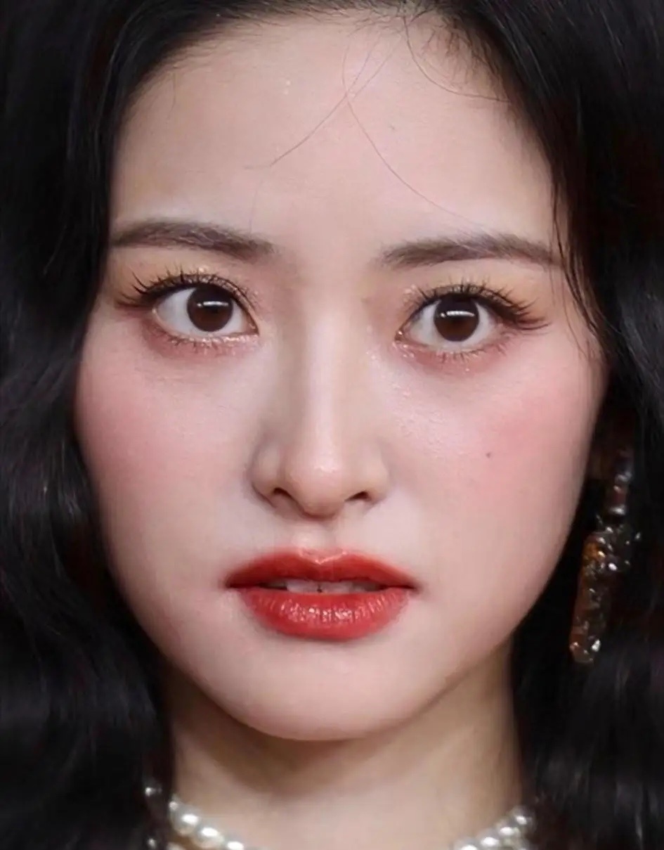 沈月的生图比修图还耐看，不是滤镜的功劳，是脸长得老实。 内娱追着医美潮流跑的时候