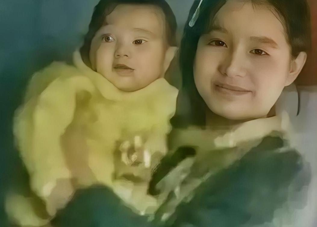 1976年，25岁女知青抱着4岁儿子回京，母亲气得半死，怒骂她未婚先孕，不知羞耻