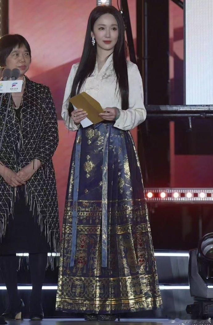 娄艺潇娄艺潇穿马面裙跳英歌舞一身马面裙造型雅致又大气，跟着英歌舞队伍律动的时候又