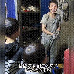 已经晚上9点了，外面还下着大雨，丈夫迟迟没有回家。女子放心不下，带着两个孩子一路