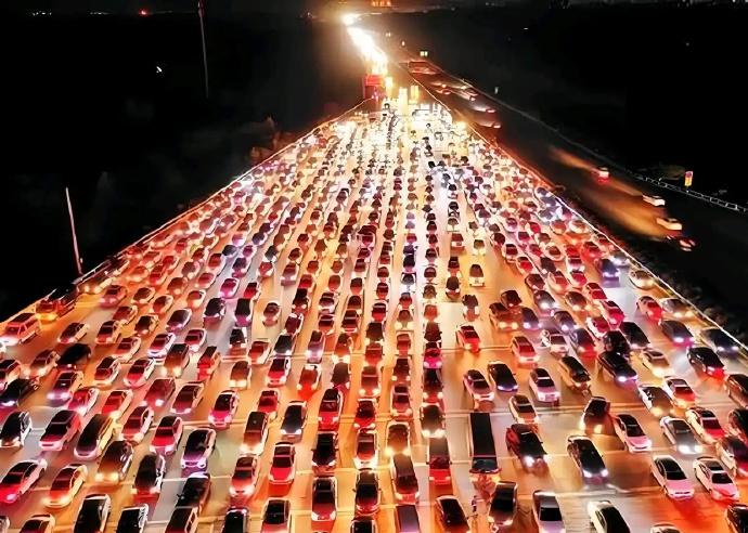 今天是正月初八，早上到办公室忙了半天，刚刚打开手机刷刷朋友圈，不少“堵哭了”的消