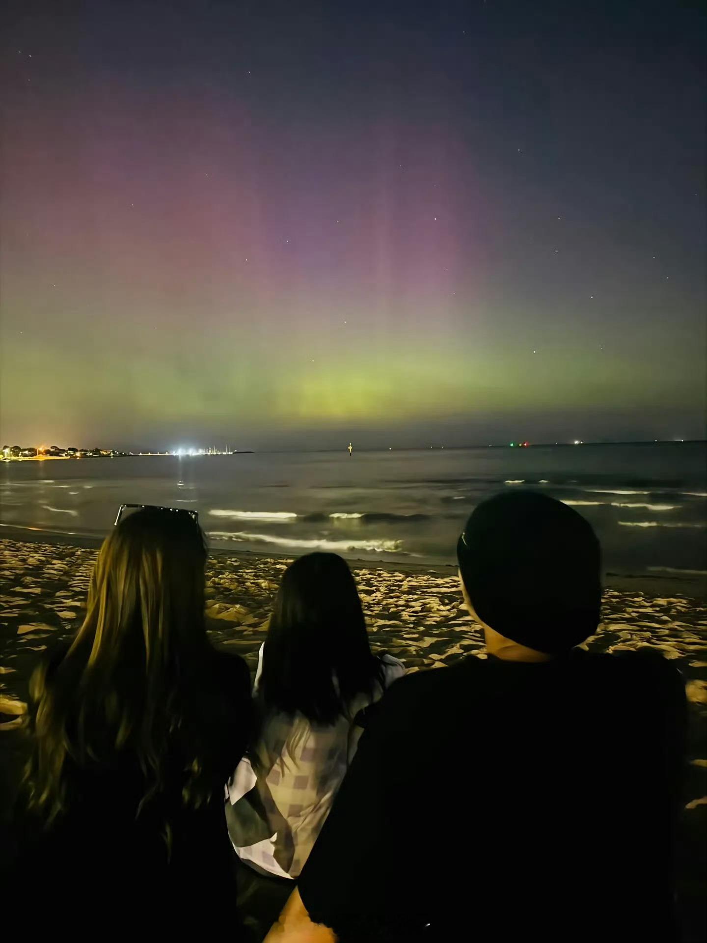 周杰伦昆凌和女儿看极光 周杰伦晒与昆凌、女儿一起看极光背影照：“今年的第一个极光