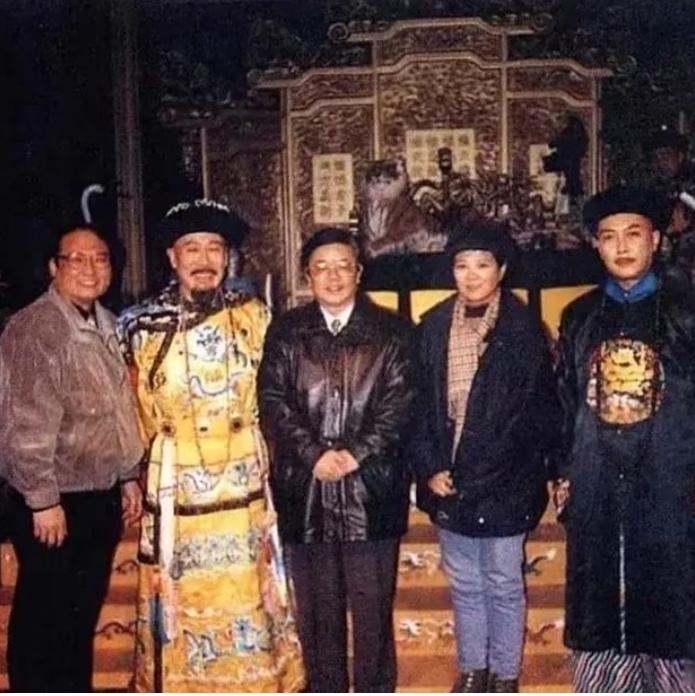 1998年，唐国强和焦晃，拍摄《雍正王朝》期间，一张罕见的合影，取景地为承德避暑