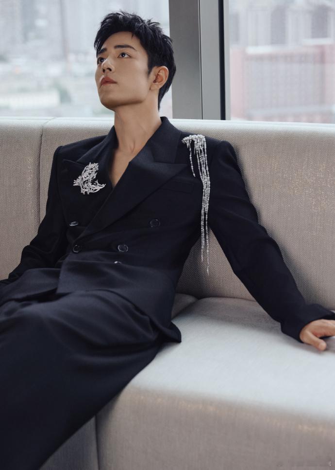 #肖战全黑西装look##肖战感受自然的无限力量#肖战身着全黑西装，优雅迷人。他