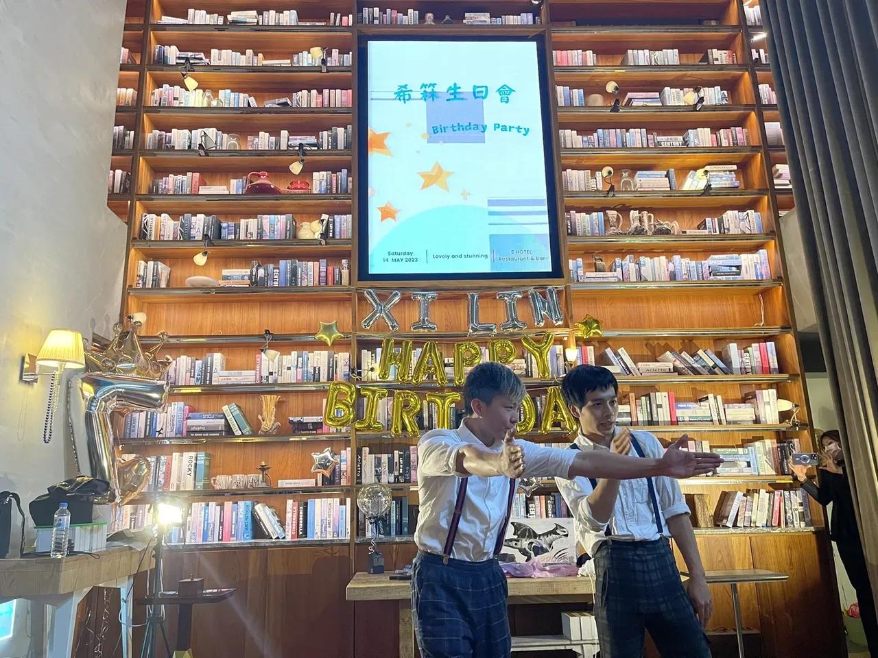 昨天小菲去给儿子小霖儿过生日。
画面的爸爸一脸的讨好，希霖生日会，也许是爸爸爱孩