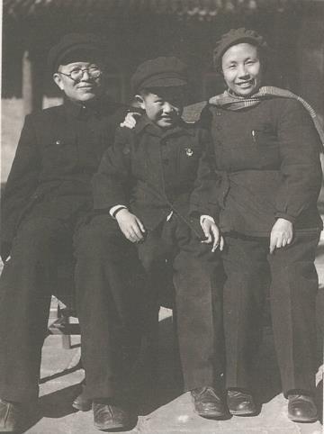 张闻天同刘英、虹生在中南海颐年堂住所(1950年3月)。