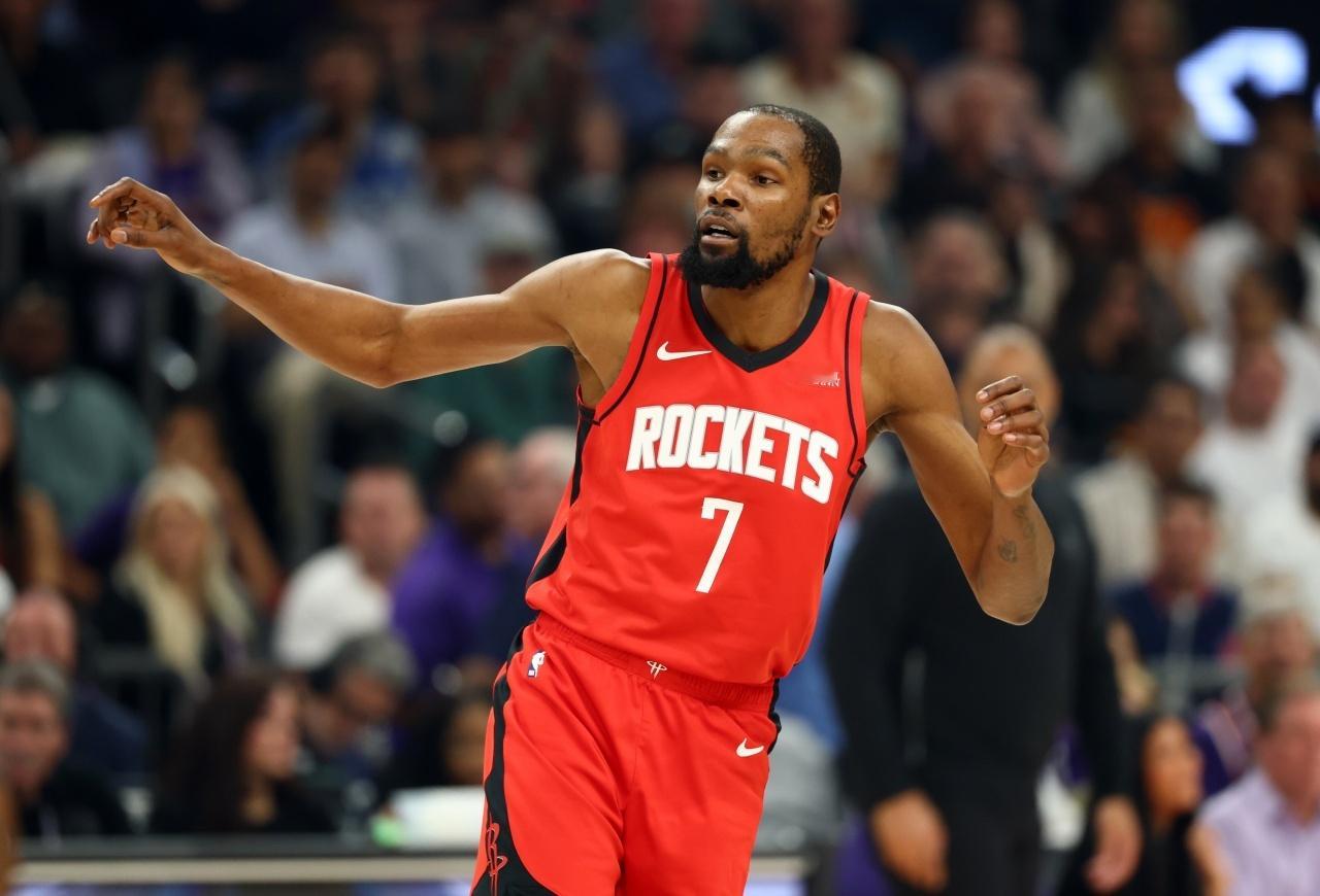 Shams：“杜兰特在昨日的训练中膝盖撞到队友后受伤，之后接受了核磁共振检查。不