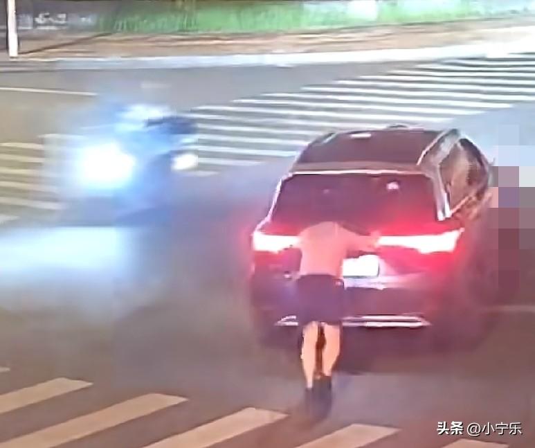 近日，浙江杭州，一对夫妻深夜在路上行车时，电动车电量耗光，因为附近没有找到充电桩