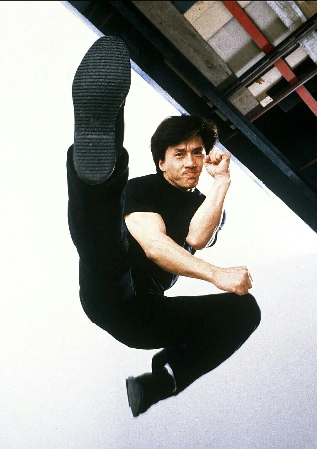 李小龙之后最大牌的华人动作明星，整容最成功案例之一，79-80年代日韩最具票房号