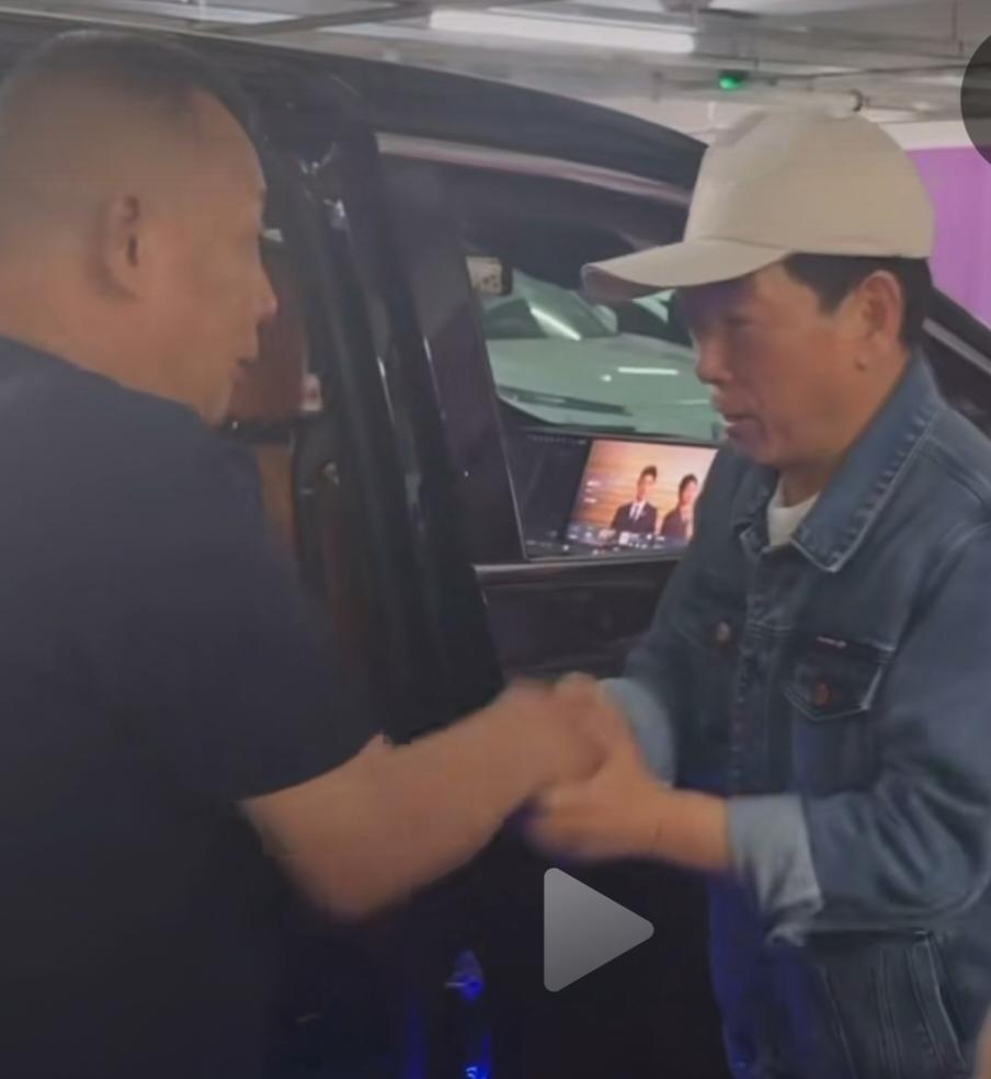 挺有意思，这两个人竟然混到一块去了。年龄相仿，一个是干超市的，一个是造汽车的。按