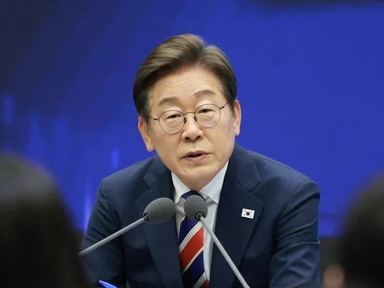 在李在明手下工作没有强壮的身体
可不行？
新政府成立还不到10天，总统室有职员因