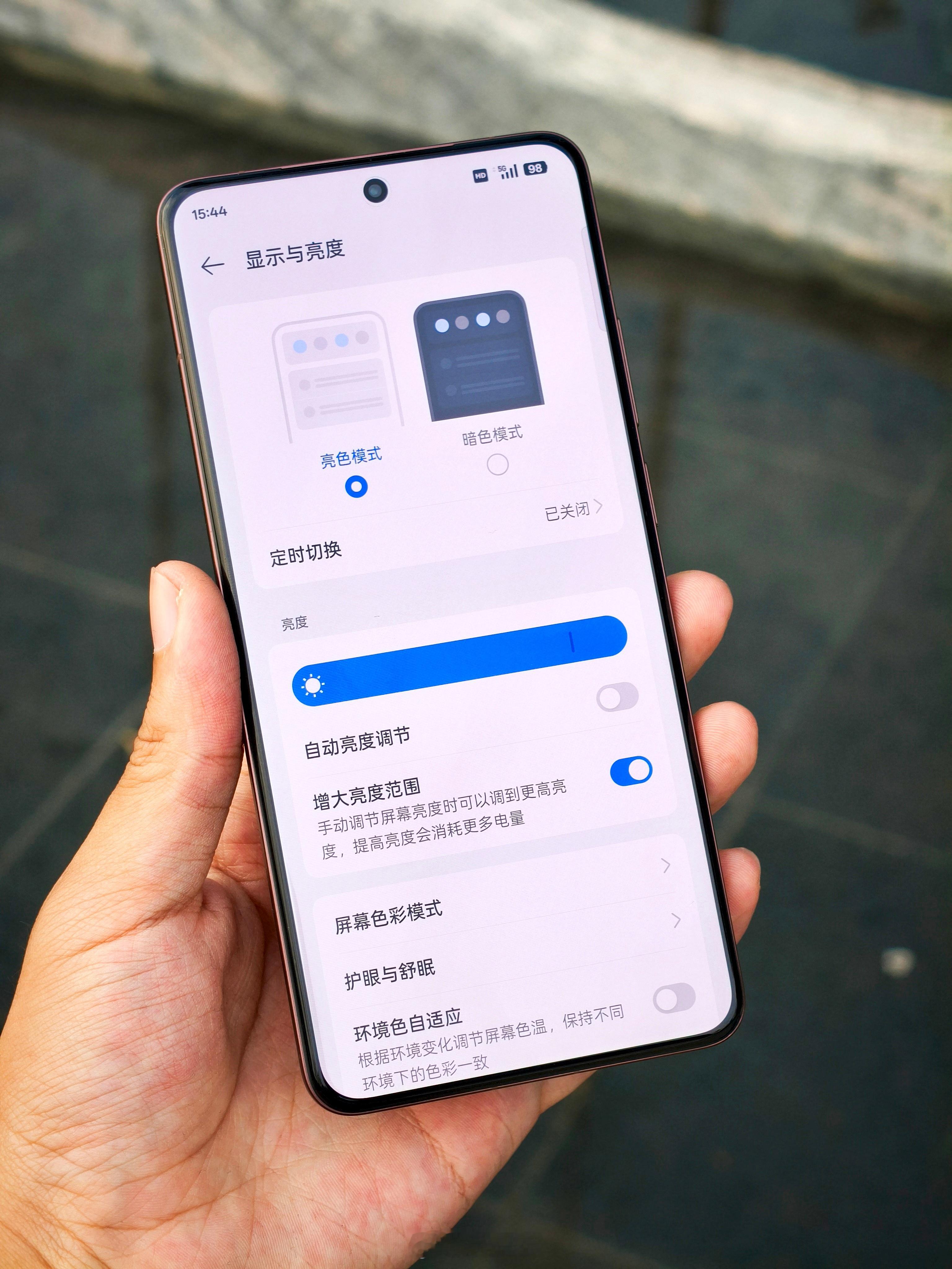 真我GT7 Pro的屏幕就算你不懂参数也能看出来是一块好屏，打开增大亮度范围后手