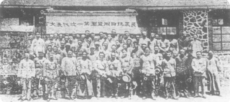 1933年，察哈尔民众抗日同盟军第一次代表大会合影(前排左起第四人为吉鸿昌)。