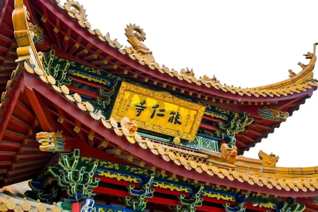 踏入古街，那古朴的气息便扑面而来。青石板路蜿蜒曲折，在脚下延伸向远方，每一块石板