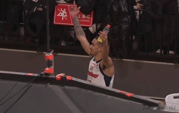 广东客场大胜辽宁，奎因挑衅现场球迷吃T!

本赛季辽粤首次交锋，广东男篮大比分完