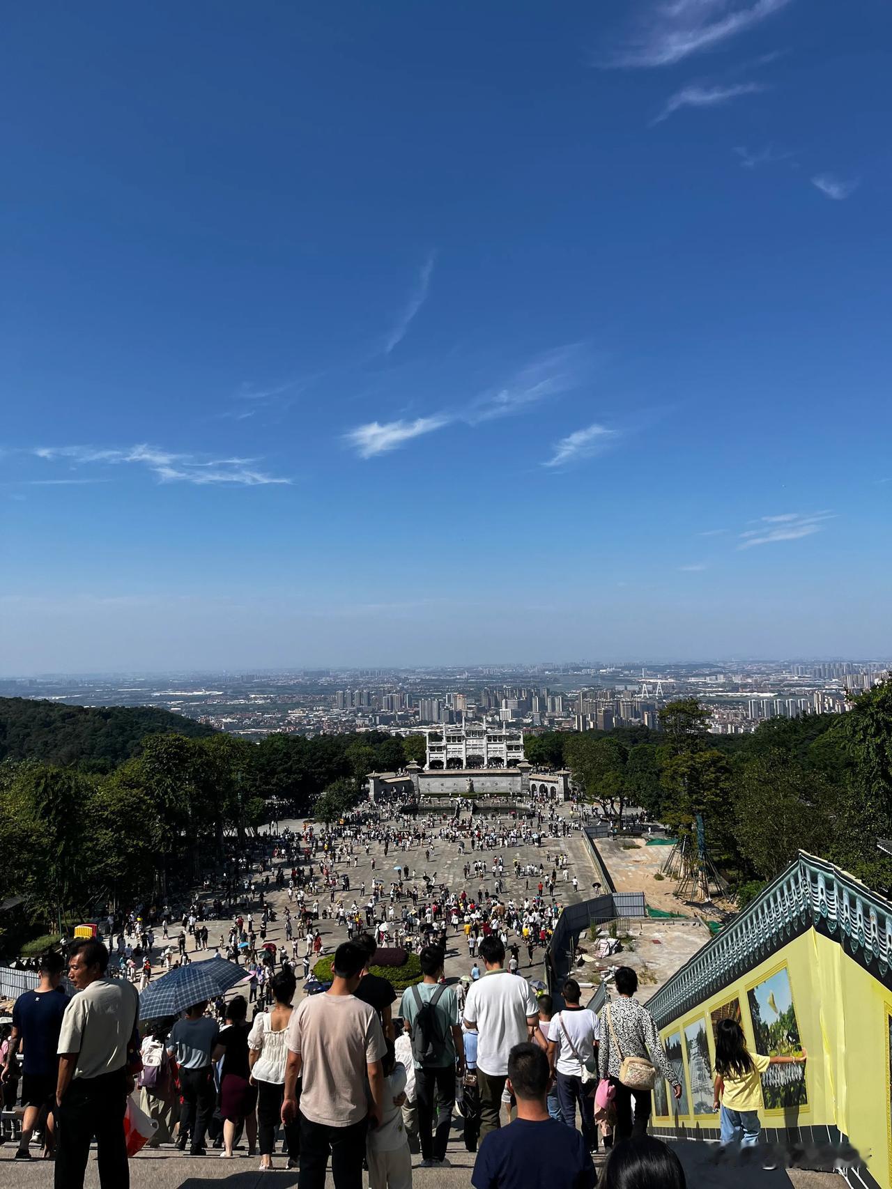 十一假期来临，佛山西樵山也在 10.1 这天宣布长期免门票了，作为佛山首个 5A