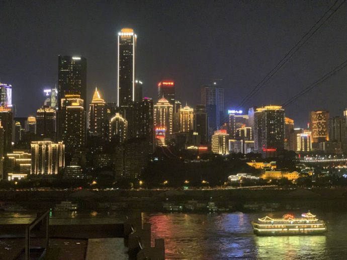很现实的一句话：外貌决定有没有可能在一起，性格决定适不适合在一起，物质决定能不能