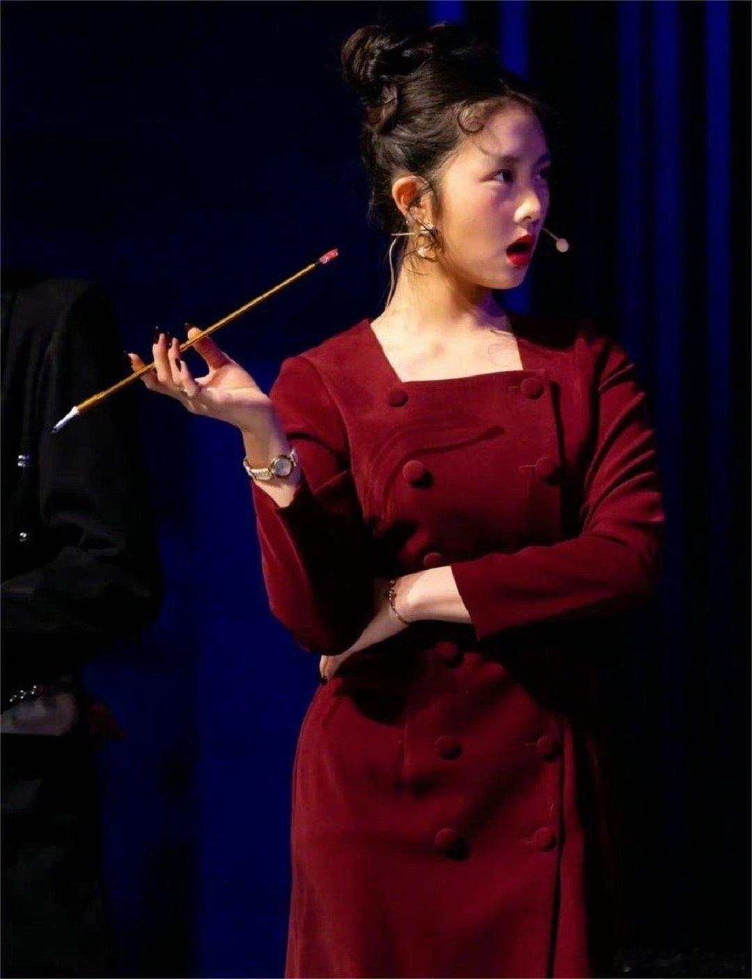 #黄多多舞台剧照#看到这组黄多多排演舞台剧的照片，一开始没认出来，印象中还是那个