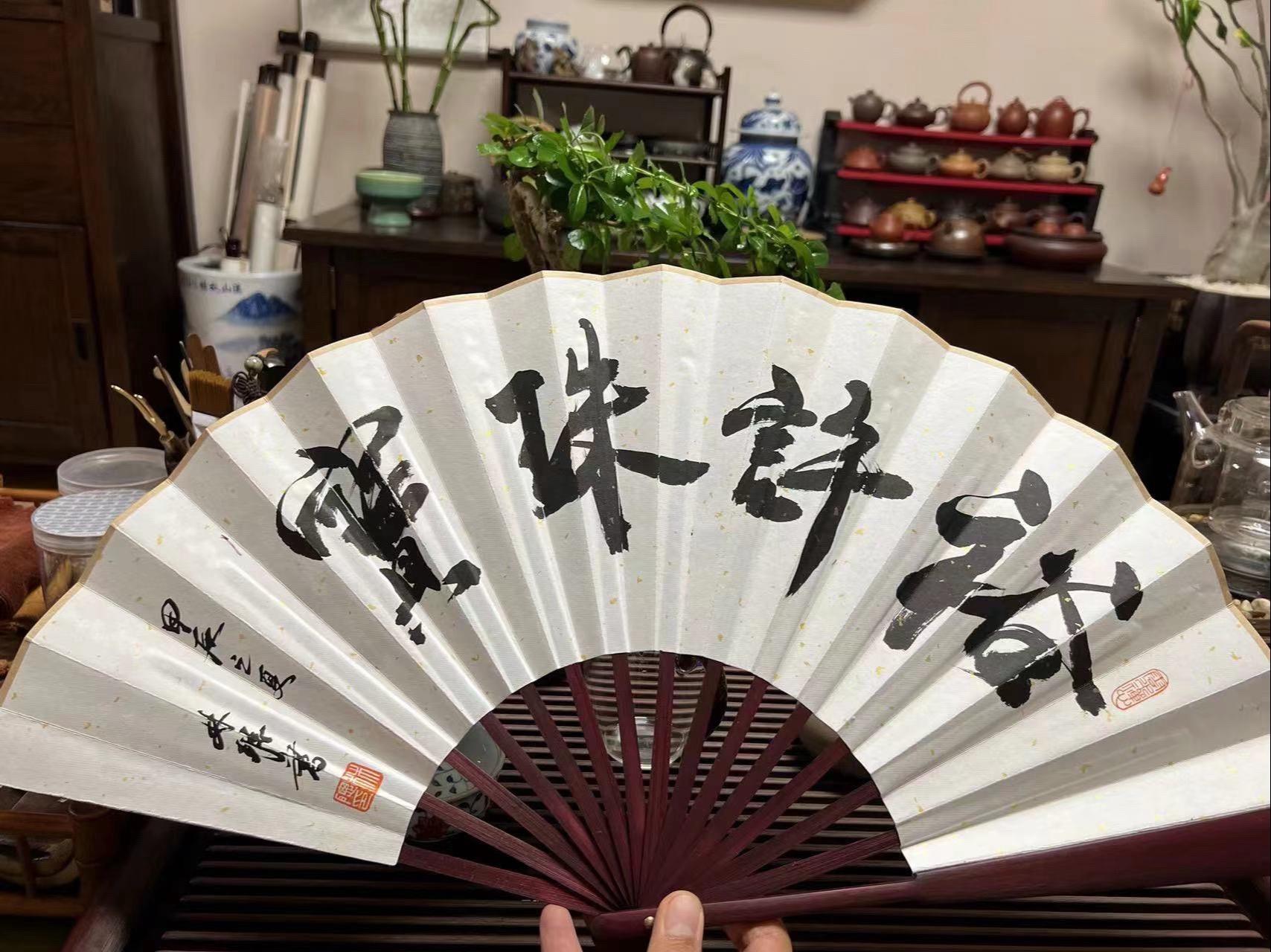 越是压力大的时候，越要学会沉住气，熬得住就出众，熬不住就出局，成功靠的...