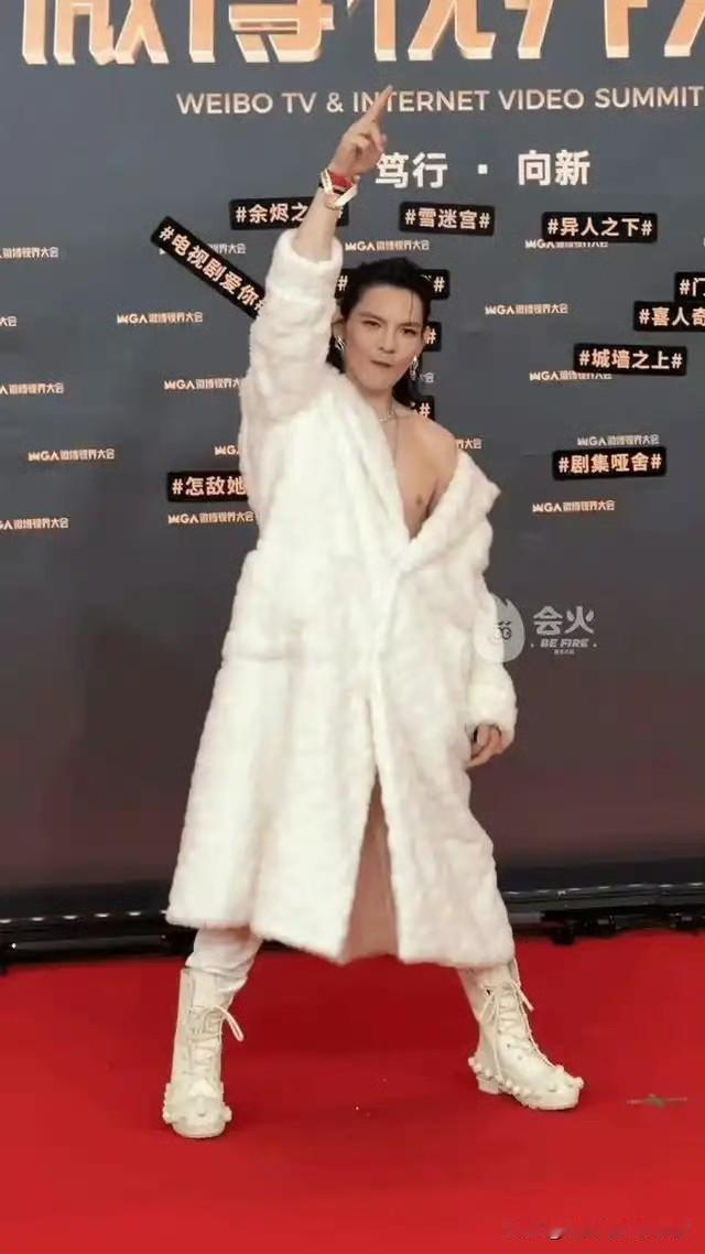 大家发现没？
向佐哪儿哪儿都拼命，
就是差一口气。

新片《门前宝地》投资两亿，