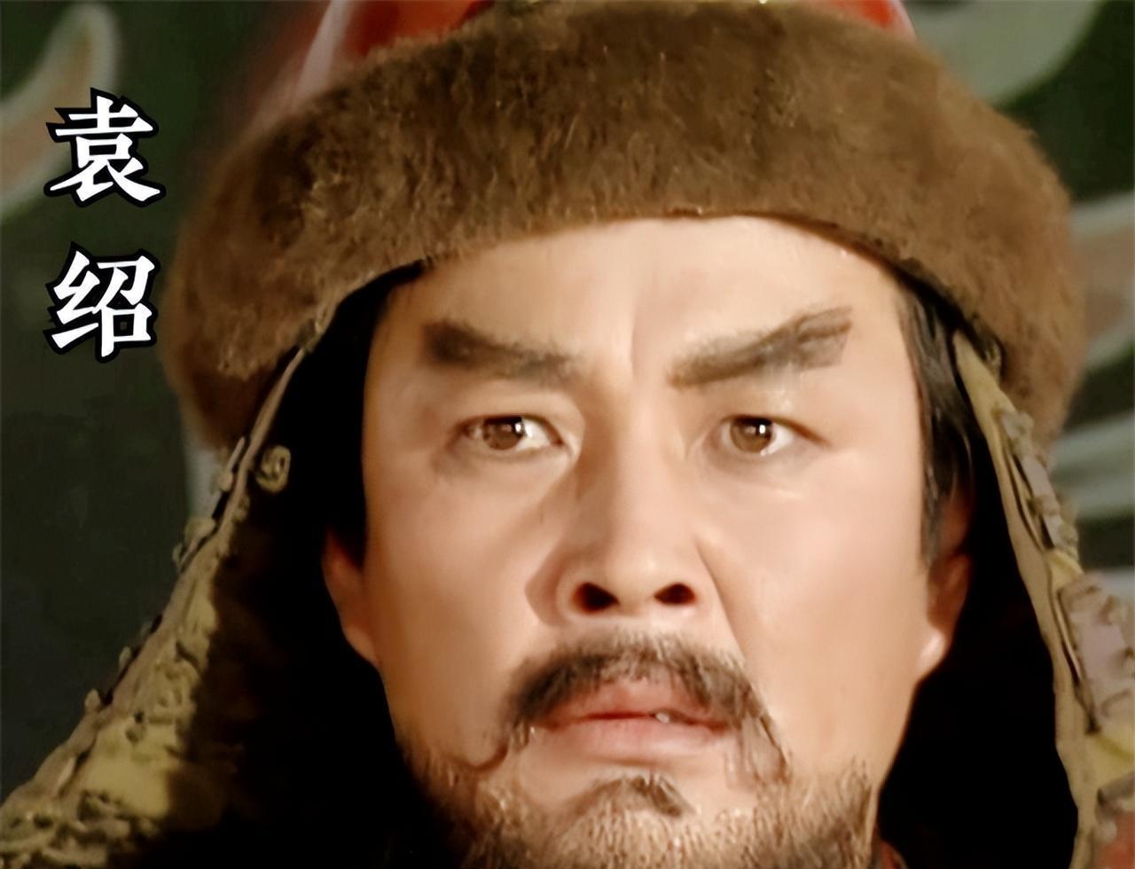 曹操攻破邺城后，手下来报有一人自号“飞燕”率众请降。曹操不由浮想联翩，飞燕可作掌