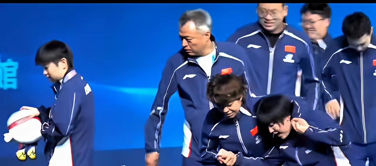 秦志戬：莎莎！
莎：哎，秦导，有事？

秦志戬：祝贺你！
莎：秦导，这都是大家努