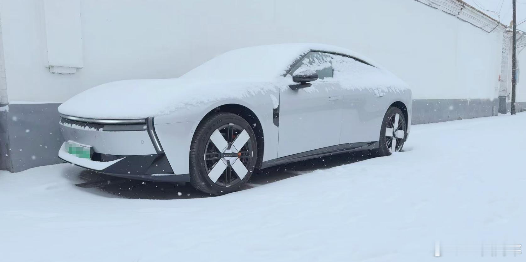 群里看到的小鹏全新P7 美图一张。皑皑白雪下的凌厉P7，这个轮毂我觉得更搭P7的