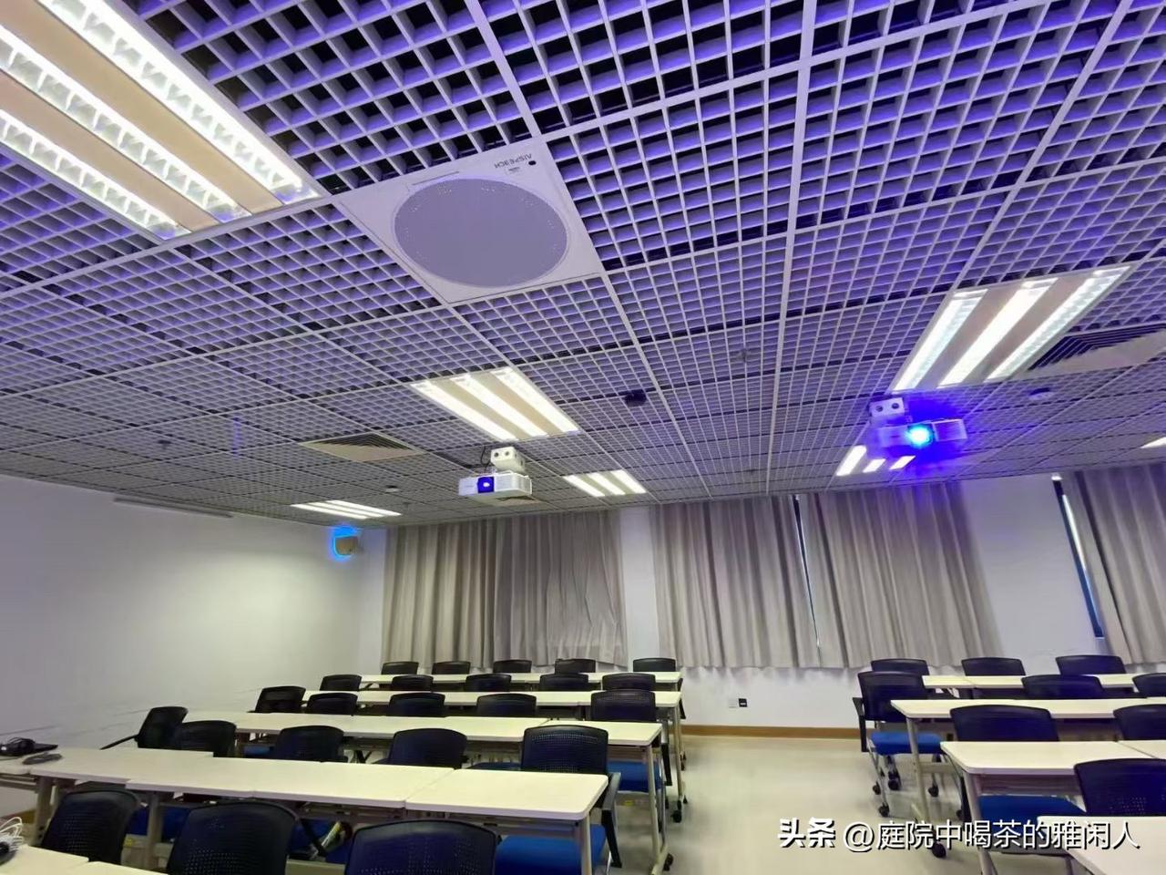 每天上班，累到不想说话，分分钟都想拍桌子不干了，可一想到房租、开销、各种要花的钱