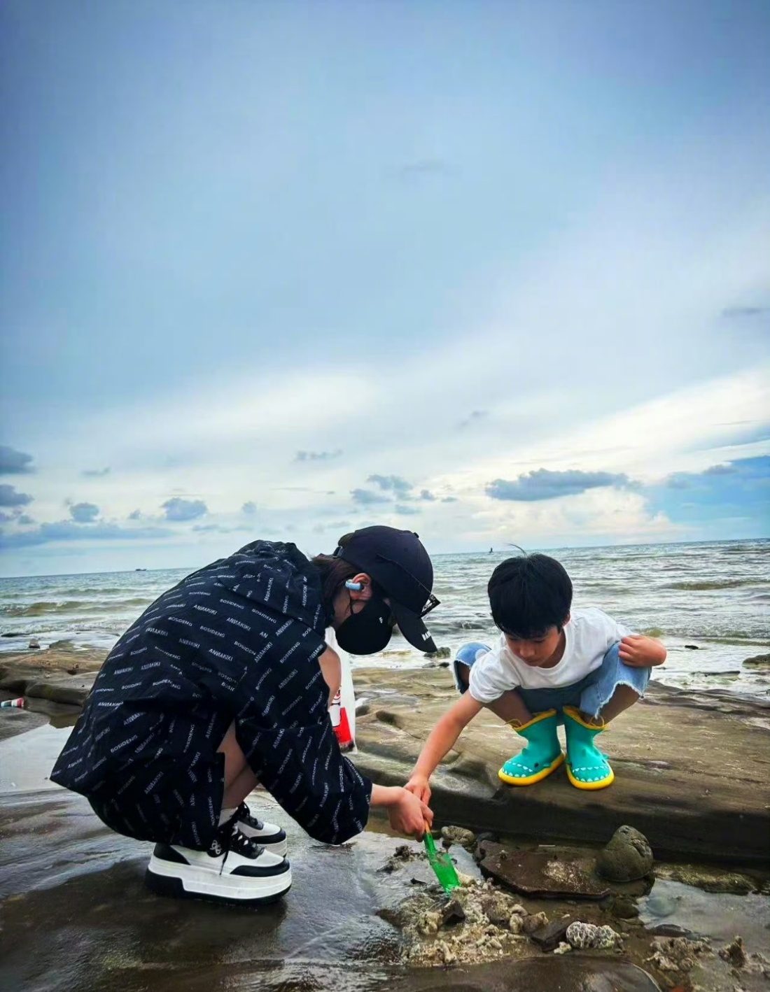 吴京谢楠大儿子肌肉照有他老爸吴京，这肌肉是必须存在的！[允悲]又一硬汉的诞生！ 